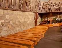 Ataúdes que serán incinerados se ven en una capilla en Bérgamo, en la región de Lombardía. AFP/ANSA
