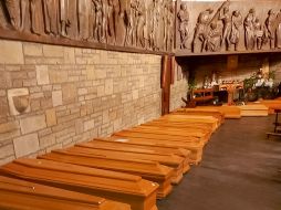 Ataúdes que serán incinerados se ven en una capilla en Bérgamo, en la región de Lombardía. AFP/ANSA