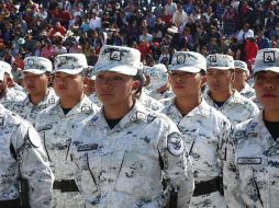 Dos mil familias de los guardias son colocadas en una grada, sin la distancia de más de un metro que se exige. TWITTER / @GN_MEXICO_