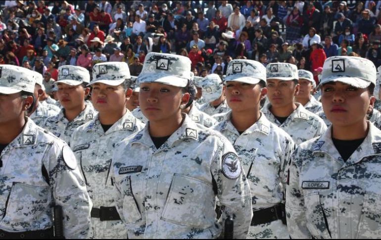 Dos mil familias de los guardias son colocadas en una grada, sin la distancia de más de un metro que se exige. TWITTER / @GN_MEXICO_