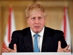 El primer ministro Boris Johnson habla durante su conferencia de prensa diaria. EFE/L. Neal