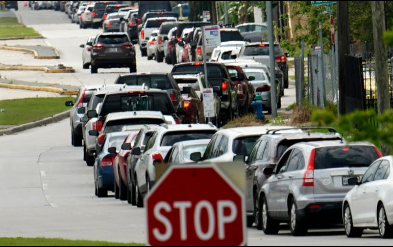 Una fila de vehículos de más de tres kilómetros aguarda para entrar a una zona de pruebas de COVID-19 que se realiza directo a los conductores en sus autos, en un centro médico en Houston, Estados Unidos. AP/D. Phillip
