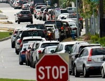 Una fila de vehículos de más de tres kilómetros aguarda para entrar a una zona de pruebas de COVID-19 que se realiza directo a los conductores en sus autos, en un centro médico en Houston, Estados Unidos. AP/D. Phillip
