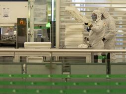 Efectivos de la Unidad Militar de Emergencias se despliegan en el Aeropuerto del Prat, en Barcelona, para llevar a cabo labores de desinfección. EFE/E. Fontcuberta