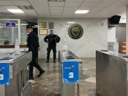 Medidas sanitarias son implementadas en la Secretaría de Seguridad, como el disponer de gel antibacterial para empleados y visitantes.TWITTER / @SSeguridadJal