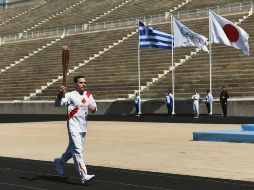 MEDALLISTA OLÍMPICO. Eleftherios Petrounias sostuvo la llama que partirá a Tokio. XINHUA