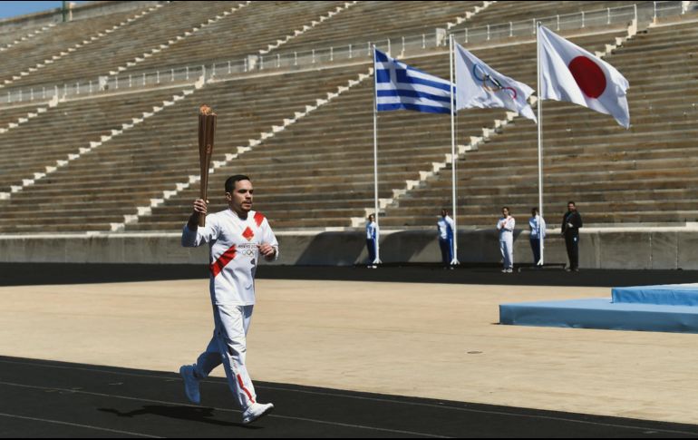 MEDALLISTA OLÍMPICO. Eleftherios Petrounias sostuvo la llama que partirá a Tokio. XINHUA