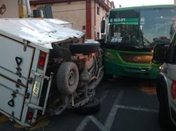 Dos mujeres, pasajeras del camión, resultan con lesiones. Una tiene 47 años y otra más de 62. ESPECIAL