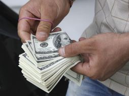 En los mercados internacionales, el peso se mantuvo menos presionado frente al dólar. AP / ARCHIVO