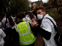 Estudiantes, algunos con playeras con frases como 