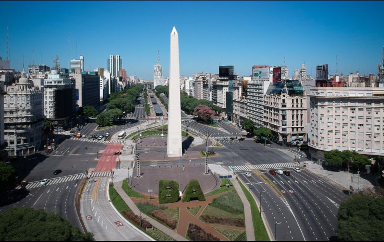 Vista área del sector del Obelisco, prácticamente vacío, durante el primer día de aislamiento en Buenos Aires. EFE/J. Roncoroni