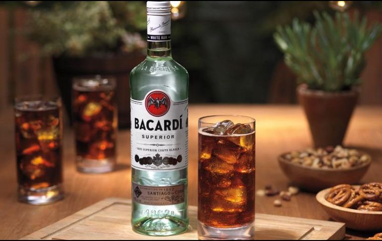 Este desinfectante se donará a comunidades locales y representa un cambio en la producción de ron de la compañía.  TWITTER / @BACARDI