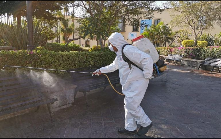 Se sanitizarán las 35 plazas municipales y parques de mayor afluencia. Hoy se realizaron acciones en la presidencia municipal y la Plaza de las Américas, entre otros. EL INFORMADOR / R. Bobadilla