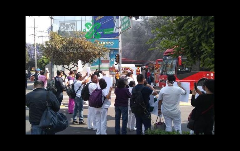 Los manifestantes bloquearon un tramo de Eje 4 Sur en la alcaldía Benito Juárez. TWITTER@OVIALCDMX