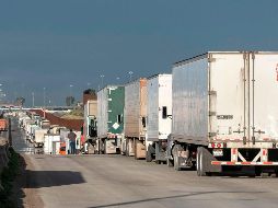 Camiones de carga hacen fila en Tijuana, Baja California, para cruzar hacia Estados Unidos. La restricción fronteriza no afecta el comercio. AFP/G. Arias