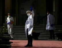 Personal médico protesta hoy afuera de un hospital en Vitoria, España, para pedir más equipo protector luego de que una enfermera murió la víspera debido al coronavirus. AP/A. Barrientos