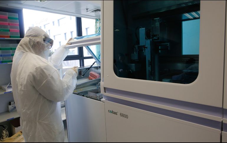 Una operadora con equipo de protección maneja muestras de pacientes en un laboratorio de la ciudad de Or Yehuda, en el centro de Israel. XINHUA/G. Cohen
