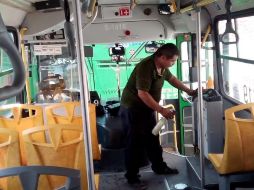 La Secretaría de Transporte explica que, a la fecha, la medida preventiva es realizada en unidades de 95 rutas de transporte público de la AMG. TWITTER@TransporteJal