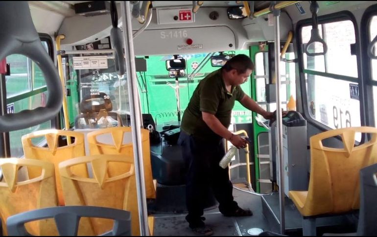 La Secretaría de Transporte explica que, a la fecha, la medida preventiva es realizada en unidades de 95 rutas de transporte público de la AMG. TWITTER@TransporteJal