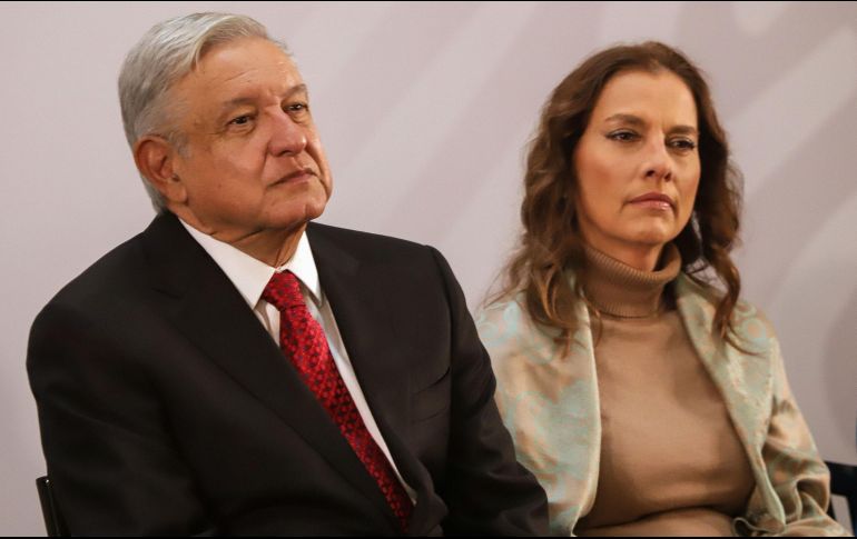 El Presidente Andrés Manuel López Obrador y la presidenta honoraria del Consejo Asesor de la Coordinación Nacional de Memoria Histórica y Cultural de México. NTX / ARCHIVO