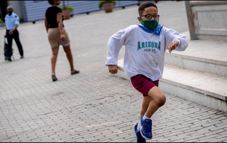 Un niño protegido con un cubrebocas corre por calles de La Habana este viernes. AP/R. Espinosa