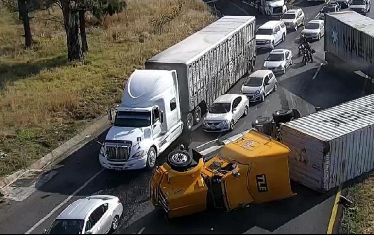 El accidente provoca la obstrucción de dos carriles. ESPECIAL / PCYB Tlajomulco