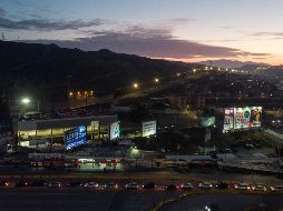 México y EU anunciaron el viernes un plan conjunto para restringir los viajes no esenciales a través de la frontera en respuesta a la pandemia de COVID-19, pero sin afectar el comercio. AFP / G. Arias