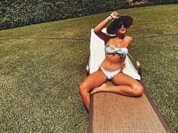 La intérprete posteó en Instagram una foto en donde se le aprecia tomando el sol con un bikini blanco. INSTAGRAM/dannapaola