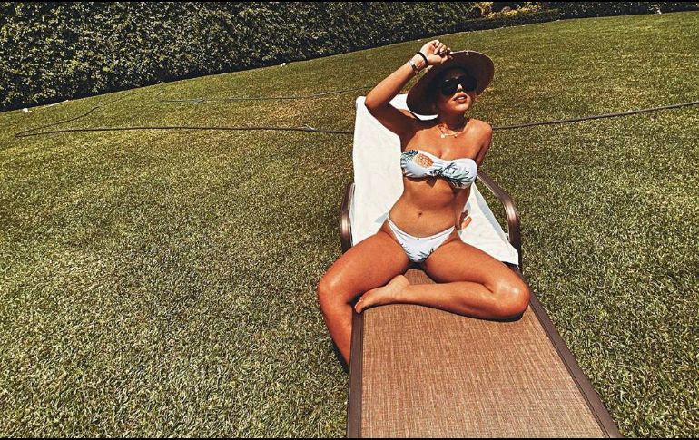 La intérprete posteó en Instagram una foto en donde se le aprecia tomando el sol con un bikini blanco. INSTAGRAM/dannapaola
