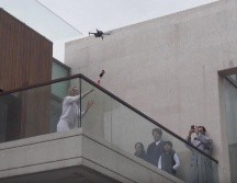 Una vez enviada la dirección mediante WhatsApp, le avisan al remitente que pida a la mamá que salga al balcón, adonde llegará el dron con la rosa atada a un hilo. ESPECIAL