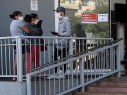 Personas usan mascarillas en el exterior de un hospital, en Santiago, capital de Chile. XINHUA/J. Villegas