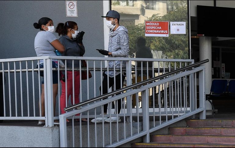 Personas usan mascarillas en el exterior de un hospital, en Santiago, capital de Chile. XINHUA/J. Villegas
