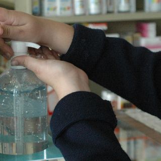 Con machete en mano, hombre roba gel antibacterial en Campeche