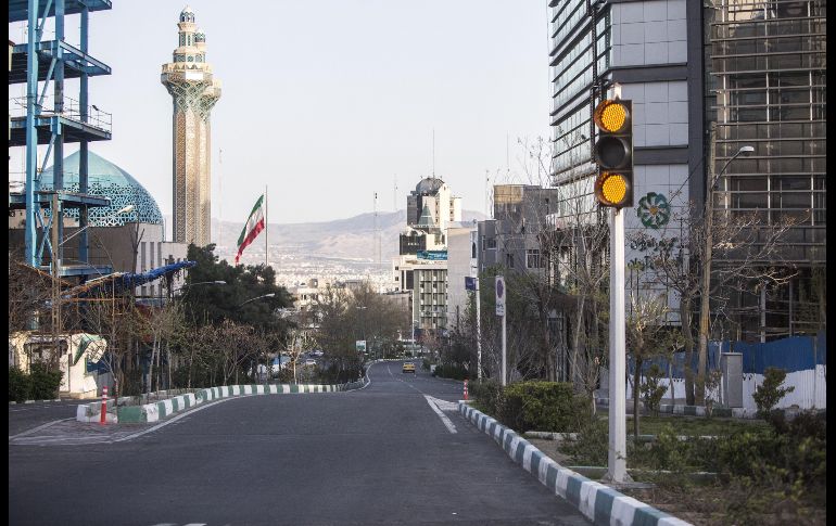 Calles de Teherán, la capital iraní, lucen vacías este sábado. XINHUA/A. Halabisaz