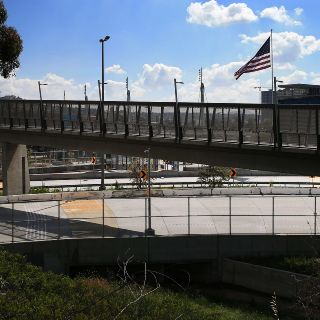 Cruces fronterizos entre México y EU lucen semivacíos tras restricciones