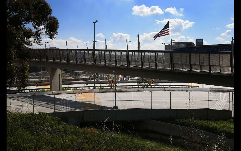 Los cruces fronterizos de Ciudad Juárez y Tijuana lucieron desolados al entrar en vigor la medida. AP/S. Haffey