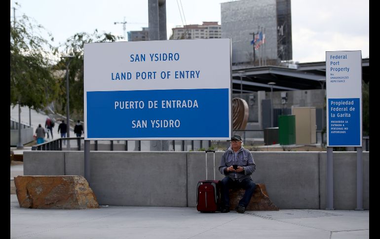 Los cruces fronterizos de Ciudad Juárez y Tijuana lucieron desolados al entrar en vigor la medida. AP/S. Haffey