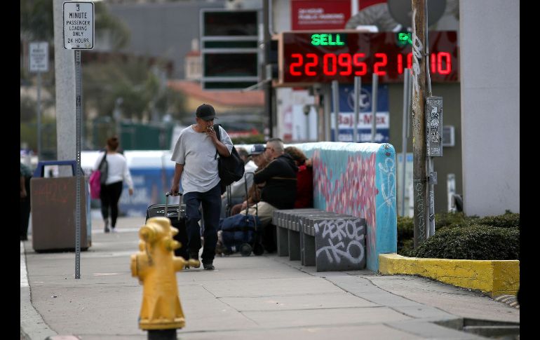 Los cruces fronterizos de Ciudad Juárez y Tijuana lucieron desolados al entrar en vigor la medida. AP/S. Haffey