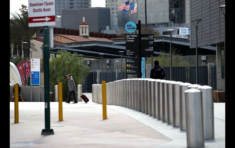 Los cruces fronterizos de Ciudad Juárez y Tijuana lucieron desolados al entrar en vigor la medida. AP/S. Haffey