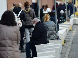 Varias personas esperan afuera de un supermercado en Boloña, Italia. XINHUA/G. Schicchi