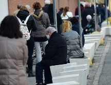 Varias personas esperan afuera de un supermercado en Boloña, Italia. XINHUA/G. Schicchi