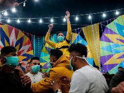 Varios muchachos palestinos, algunos con cubrebocas, bailan en unas festividades de boda en Rafah, en el sur de la Franja de Gaza. AFP/M. Hams
