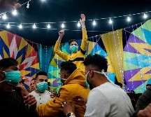 Varios muchachos palestinos, algunos con cubrebocas, bailan en unas festividades de boda en Rafah, en el sur de la Franja de Gaza. AFP/M. Hams