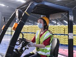 Una mujer trabaja en una fábrica de fertilizantes fosfáticos que reanudó sus actividades tras la cuarentena en la ciudad de Yichang, en Hubei. XINHUA/C. Min