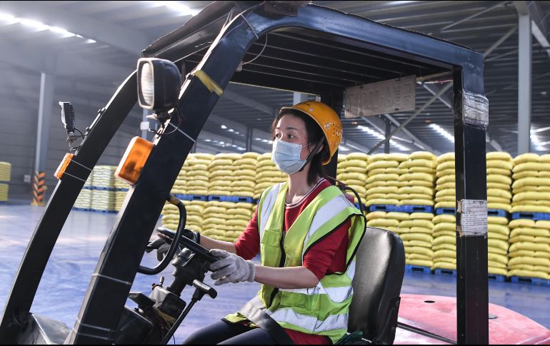 Una mujer trabaja en una fábrica de fertilizantes fosfáticos que reanudó sus actividades tras la cuarentena en la ciudad de Yichang, en Hubei. XINHUA/C. Min