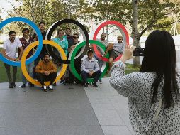 INCERTIDUMBRE. Afuera de las instalaciones olímpicas en Tokio hay muestras de optimismo de que los Juegos se celebrarán, pero cada vez se suman más voces que se oponen al evento. AP• G. Borgia