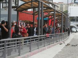 FRENO. Cientos de personas hacen fila en Tijuana para intentar cruzar a Estados Unidos. EFE