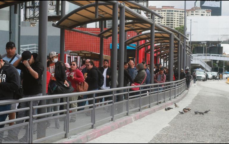 FRENO. Cientos de personas hacen fila en Tijuana para intentar cruzar a Estados Unidos. EFE