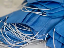 Ante la escasez de material, el gobierno anunció la distribución de medio millón de cubrebocas adicionales para sanitarios y unas 800 mil para pacientes. AFP / M. Riopa