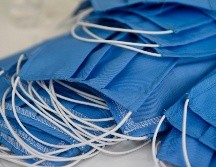 Ante la escasez de material, el gobierno anunció la distribución de medio millón de cubrebocas adicionales para sanitarios y unas 800 mil para pacientes. AFP / M. Riopa